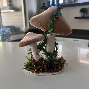 Velvet To Mushrooms Standing Decor With Holly & Berries New‎ Light Weight